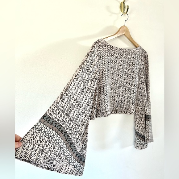 Free People Printed Stars Aligned Wide Bell Sleeve Boxy Crop Blouse Size Small - Picture 6 of 9